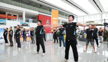 玉柴物流集團(tuán)聯(lián)合品牌公關(guān)部開展乘龍H5-500燃?xì)鉅恳囃茝V暨司機(jī)健康操推廣活動